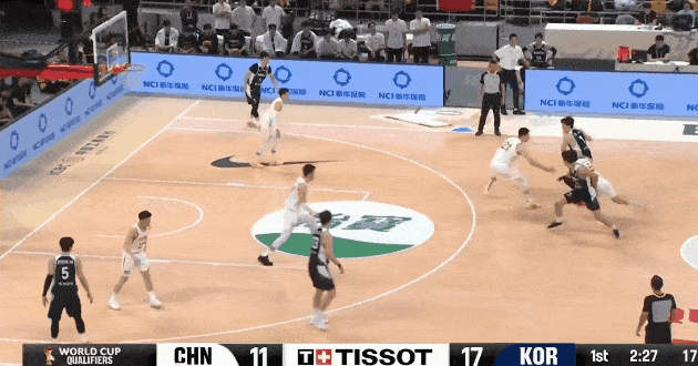 中国男篮防守出问题了，李贤重大空位三分命中



中国男篮防守沟通失误，李贤重大