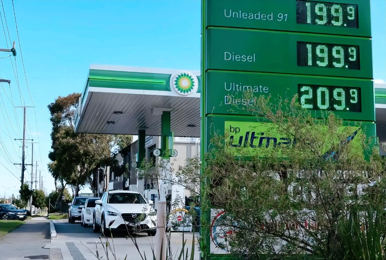 全球能源大动脉卡壳，直接把两个亚太多国逼入能源绝境，一边是民众拎着油桶排队抢油，