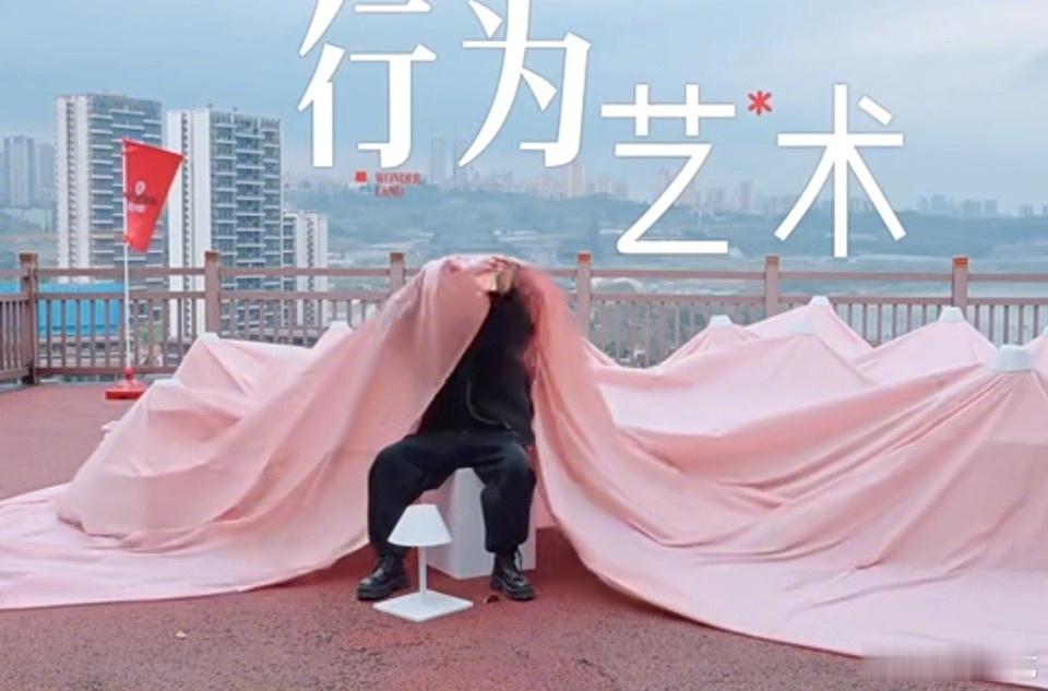 桃花坞集体生活的社交尴尬初见时还会尴尬的坞民们，已经在相处的过程中逐渐熟悉起来展