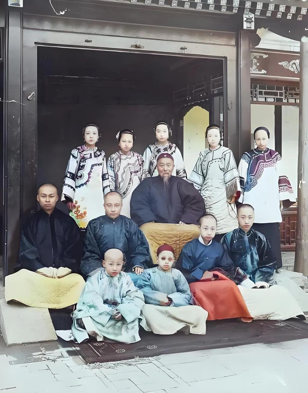 难得一见的李鸿章全家福，在这张合影当中，后排中间位置是李鸿章之女李菊耦，其余四位