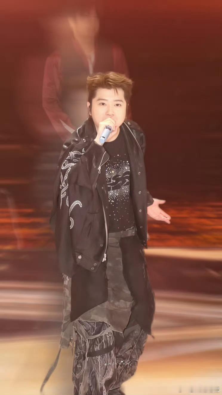 全新演绎解锁多元风格，王以太披哥初舞台钢琴弹唱《周旋》，旋律与说唱相融，尽显扎实