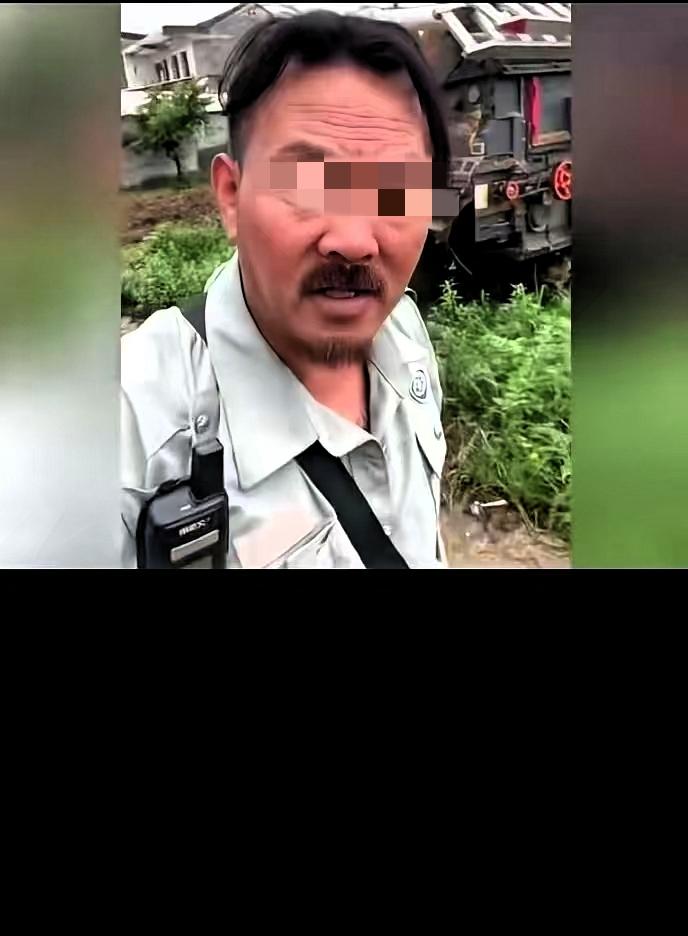 一个开收割机的师傅，发了条视频。
活儿在湖北干完了，不大，就1800块钱。他找到