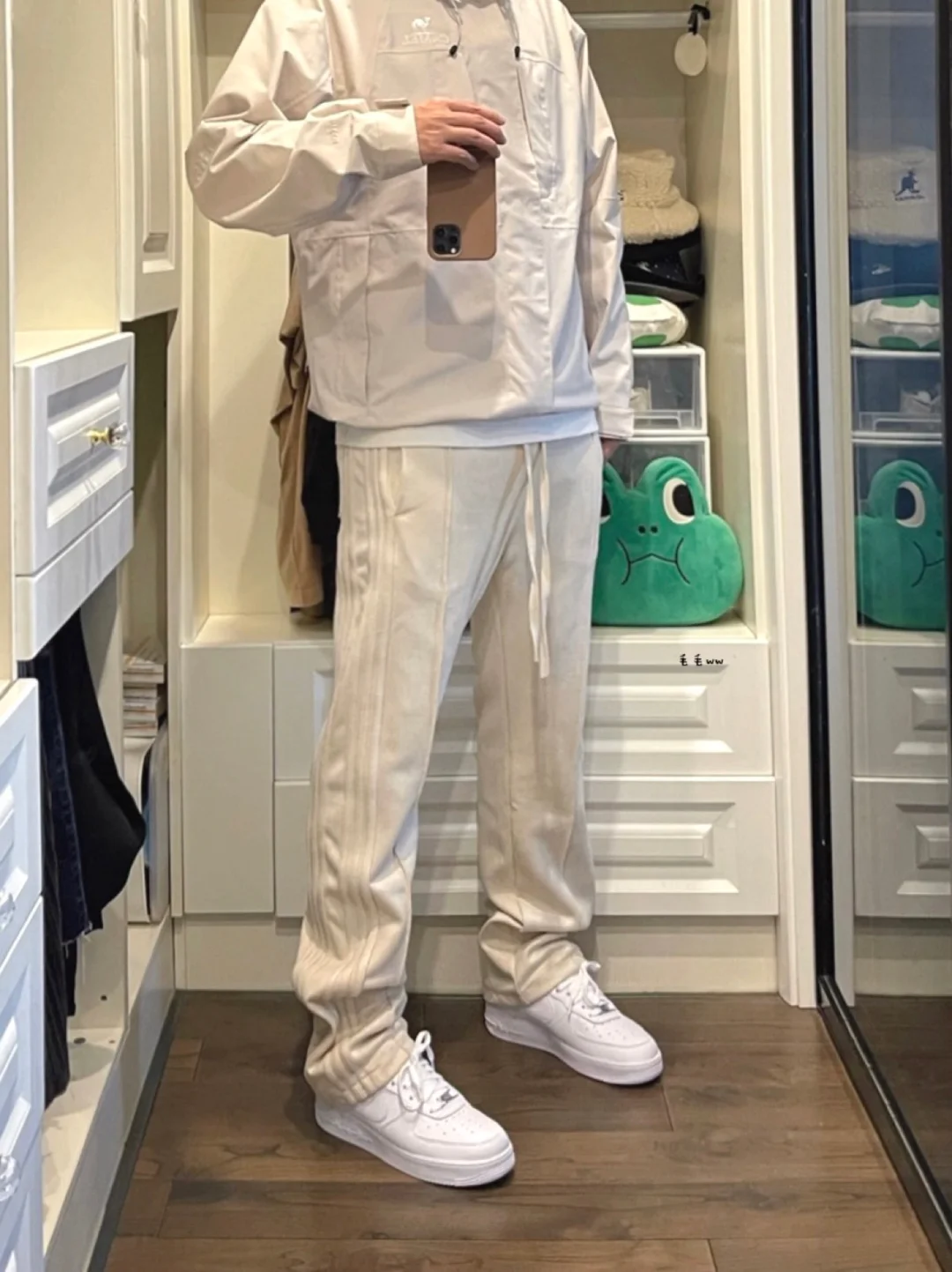 低饱和米色｜冲锋衣穿搭