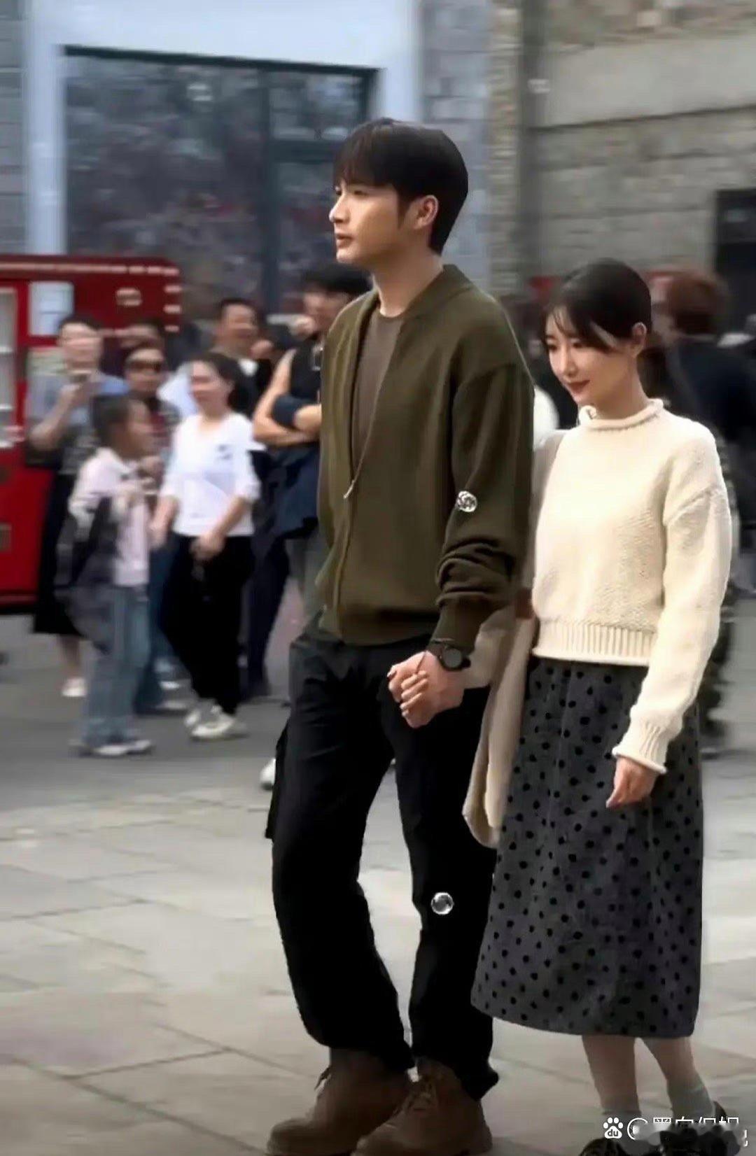 毛晓彤羞涩牵手高个子张彬彬，两人是否合作新剧引关注 ​​​