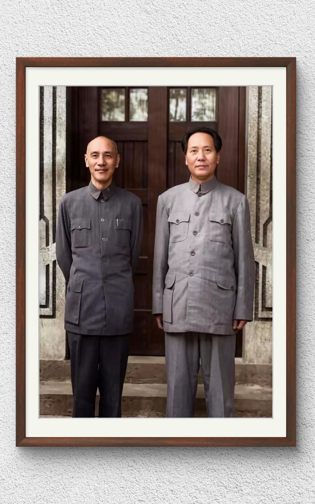 70年前，重庆谈判时毛主席与蒋介石二人的经典合影。
毛主席傲然挺立，神态自然，两