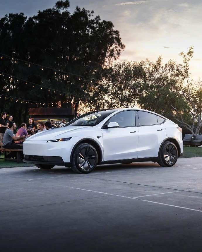特斯拉标准版Model 3和Model Y发布。织物座椅；前排取消通风，后排没通