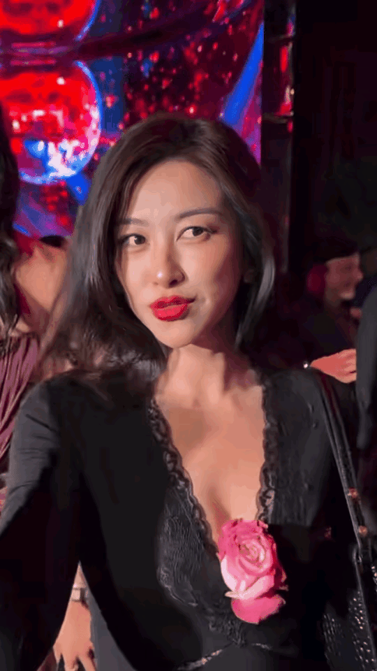 哇偶，风情万种的朱珠，谁看了不喜欢，一颦一笑皆是风情[耶][耶][耶]