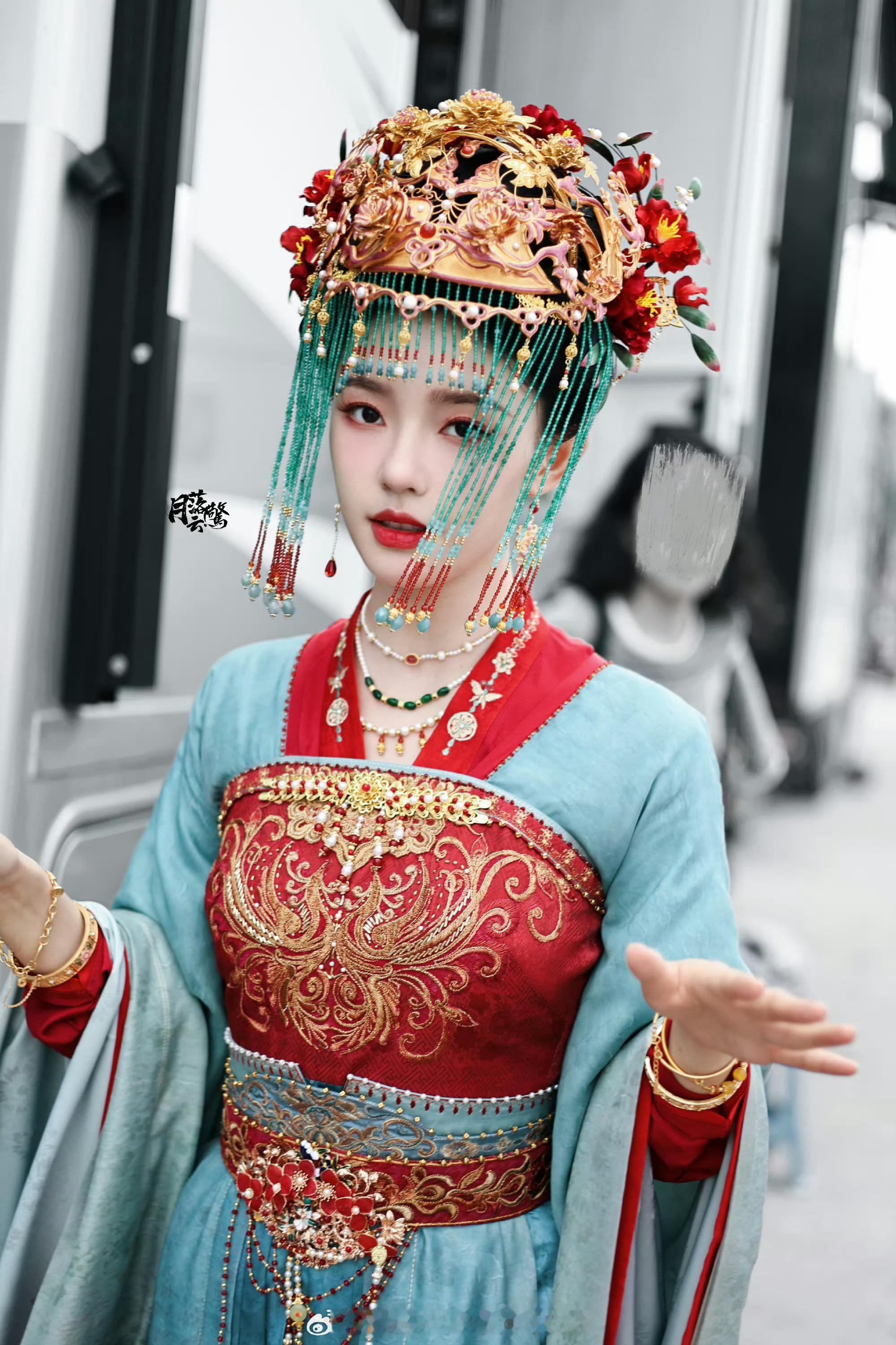 林允《聊斋》的婚服造型路透其实应该搞成全身红，这样才有恐怖感 ​​​