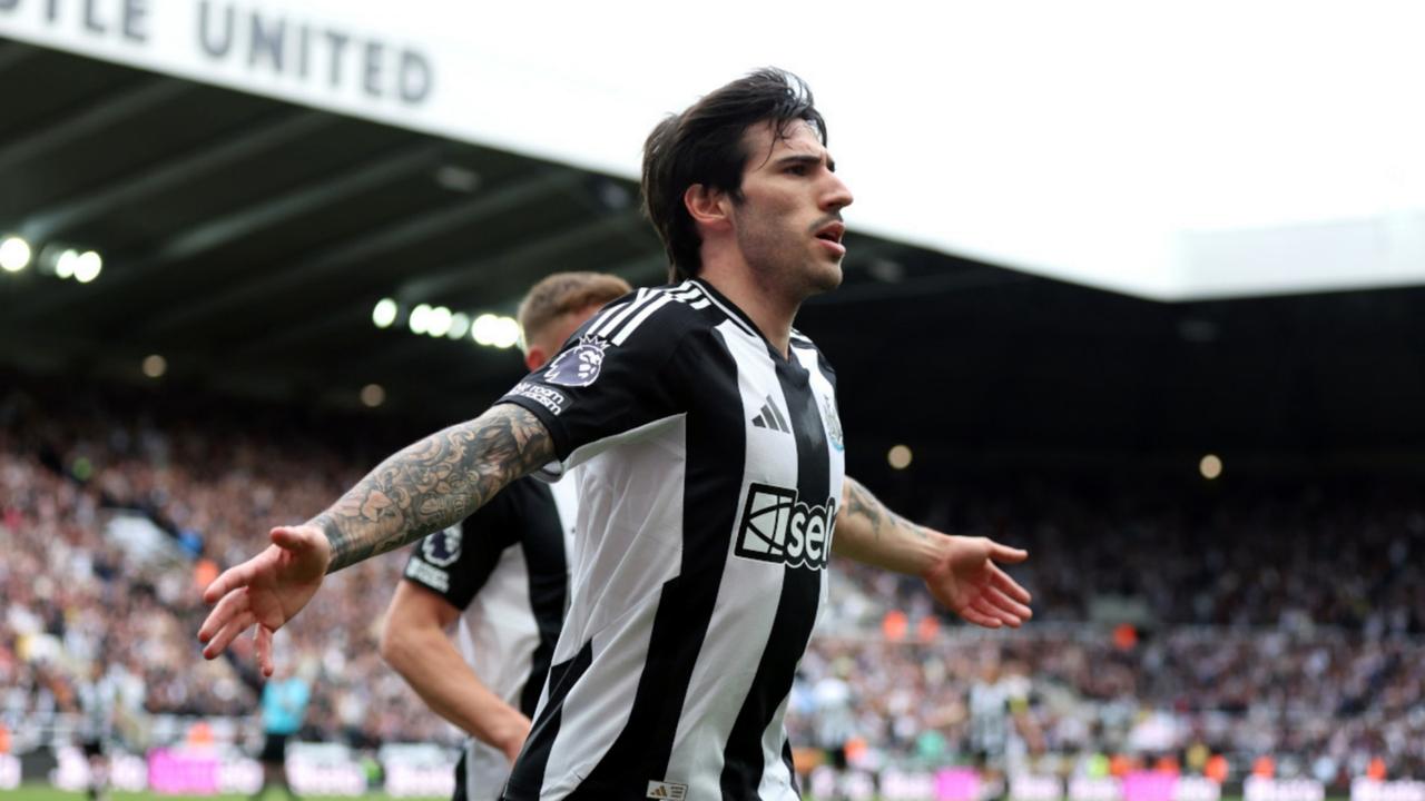 媒体表示：曼联、阿森纳、皇马和尤文都有意引进托纳利。
球员本人倾向留英超，纽卡要