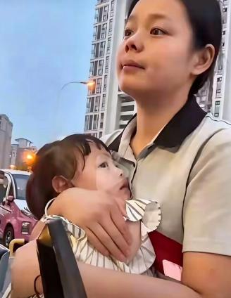 江西女子陈佳欣，从小被亲生父母扔在路边，养父母把她拉扯大。婚后五个月，丈夫意外走