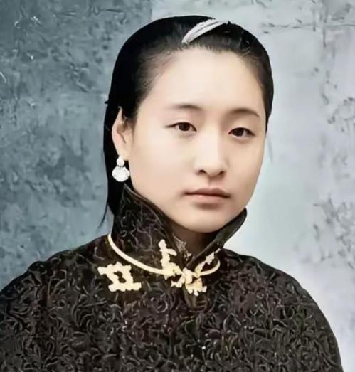 1916年，蔡锷病死了，小情人小凤仙参加完他的葬礼便消失了，直到1998年，她的