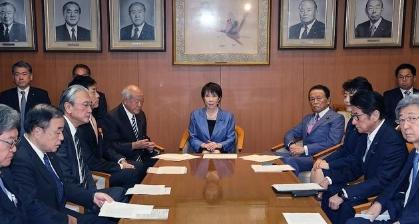 别等日本的表态了，他们不会对中国说道歉的，他们怎么对待高市早苗的台海言论，现在就