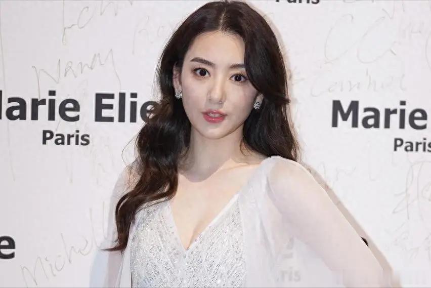 方媛终于挤进豪门圈子！搂着四太梁安琪肩膀合影，何超琼甘比都在 ​​​