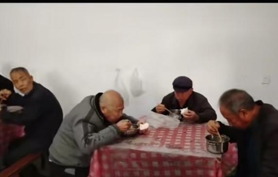 村里办了个老人食堂，70岁以上免费吃饭，一天三顿，馒头管饱，菜里还有肥肉片子。我