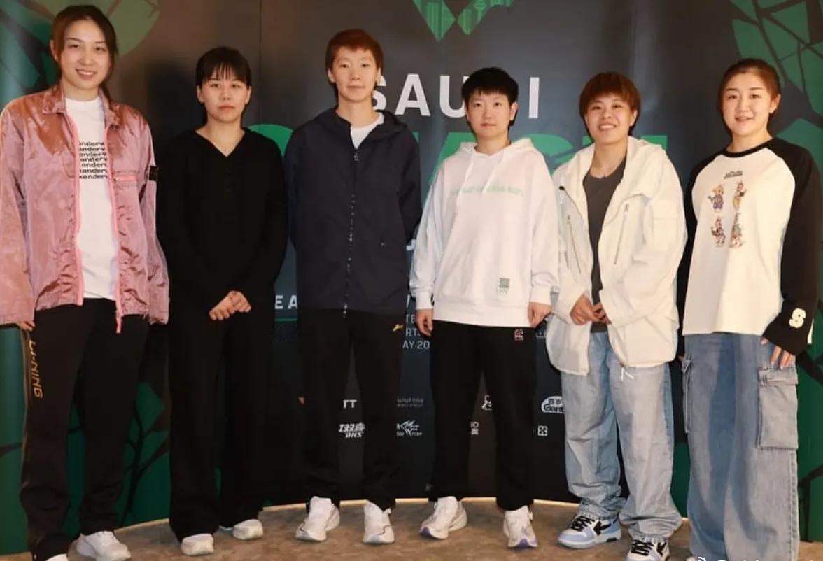 国乒沙特自拍照
天一好像又长高了一点，高远也越来越自信了，全队继续加油！
#国乒