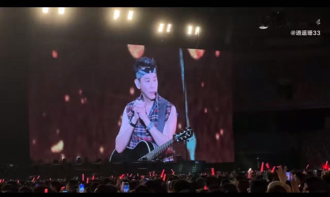 陶喆给歌迷藏唇膏被大屏投屏了 陶喆杭州演唱会的七夕小插曲太有意思！本想偷偷藏润唇