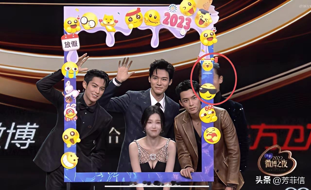 现在看胡歌的表情也是耐人寻味，这就样被圈里后辈上了一课——大合照环节刚想入框，结