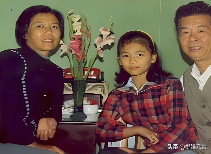 著名影星刘涛小时候很一般，
也看不出什么不凡的明星气质，
然而真是女大十八变，