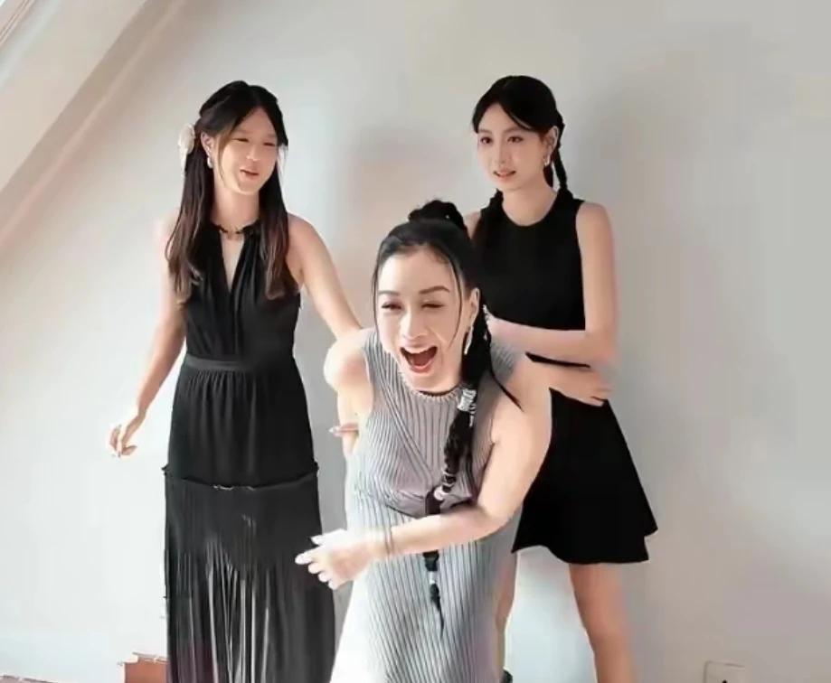 钟丽缇母女三人同框秀穿搭
有人说，钟丽缇你是怎样想的
自己打扮得这么年轻漂亮
两