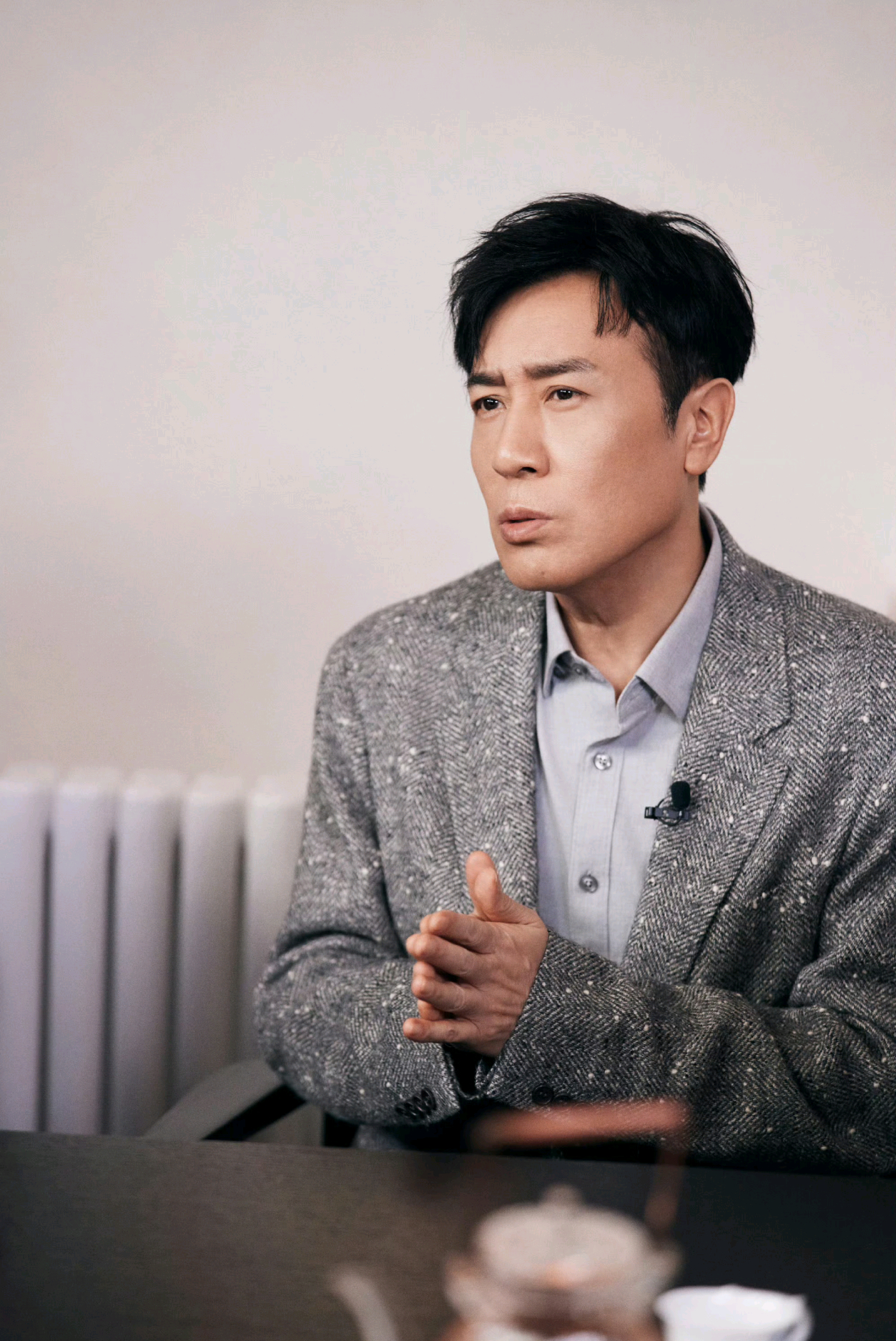 于和伟清醒又松弛于和伟向内生长于和伟这股清醒松弛感，真的越品越上头！不追流量不炒