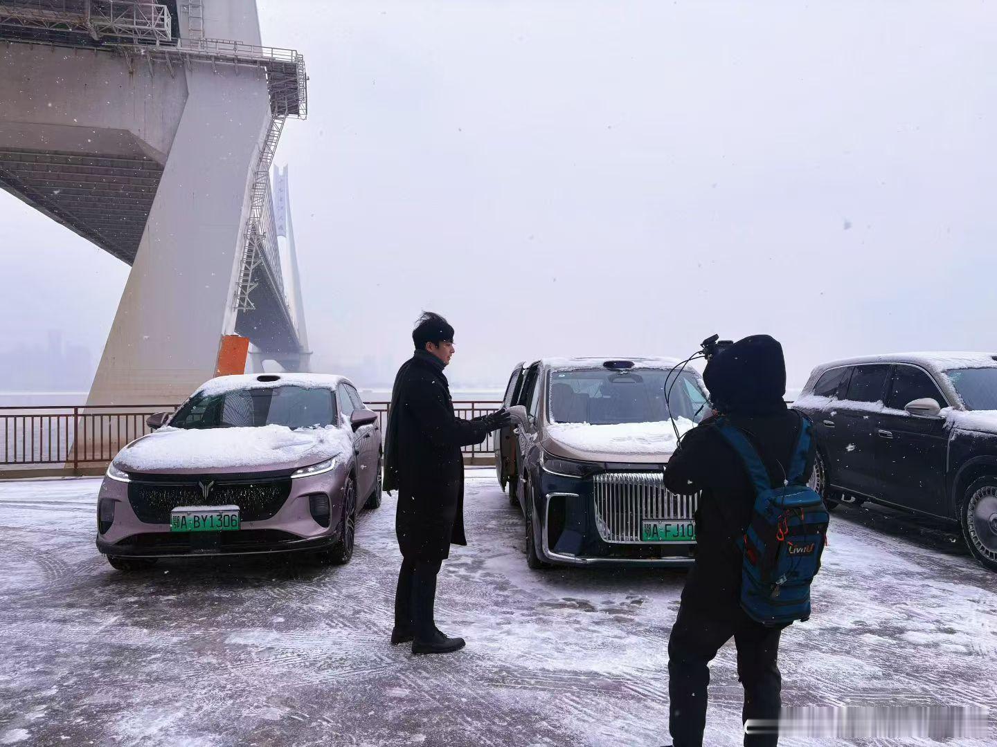 雪落江城武汉，最美岚图相伴。岚图主播天团❄️中直播，谁说主播不是一个很复杂的工种