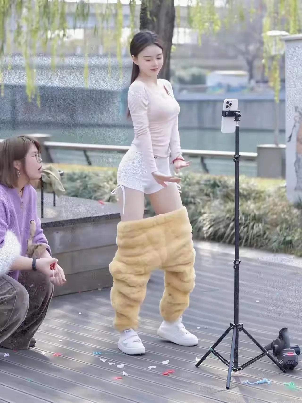 这就是某些网红涨粉的秘诀，随便卖个萌，扒拉一下衣服、裤子，立即增粉好几万。