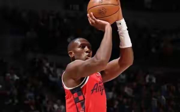 打东部球队就是爽！连快船球迷都不敢相信，上一场哈登20中4，三分7中1打得稀烂，