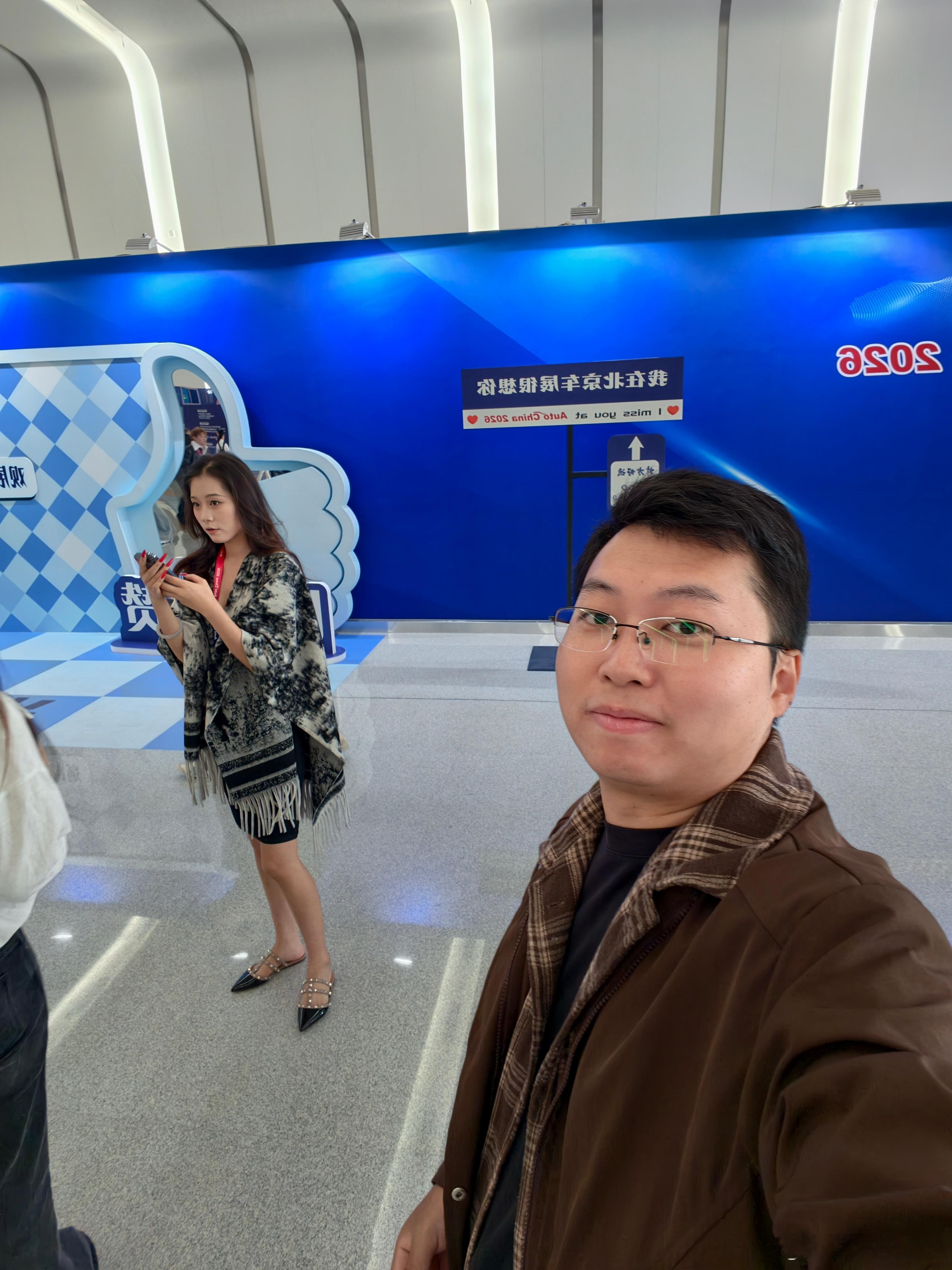 今天我碰到一个疯狂自拍的女的，她是不是第一次参加车展啊？好难猜啊。大v聊车202