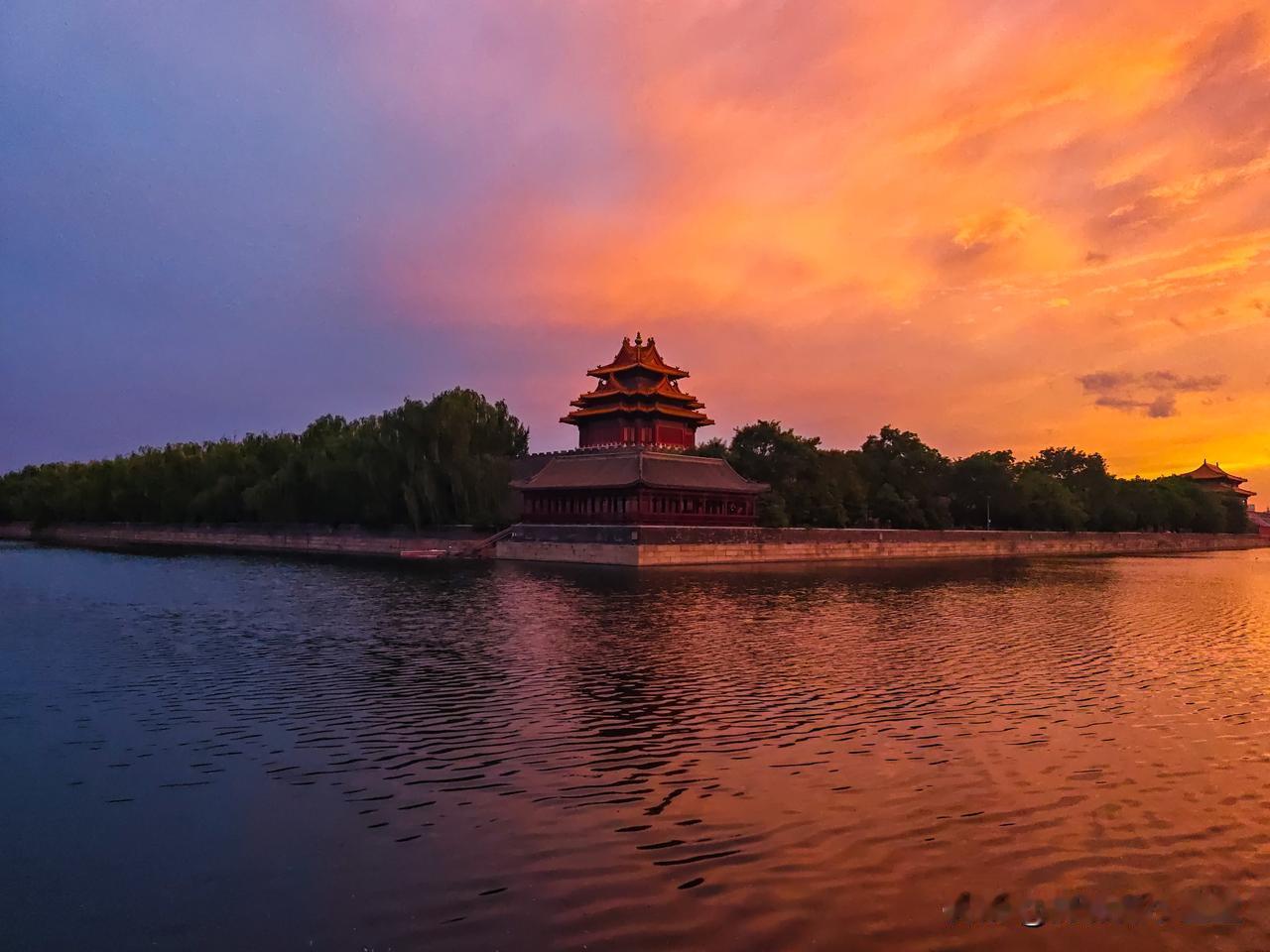 今晚的京城有绝世晚霞！角楼景山同框，满城鎏金
 
照片是笔者拍于2026年6月3