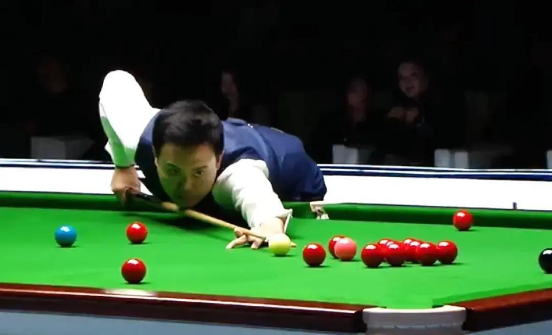 1分绝杀！傅家俊5-4丁俊晖
 
苏州奥体中心，灯打到最亮。傅家俊在决胜局71-