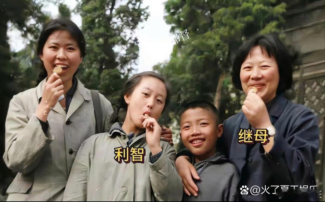 利智70年代全家福流出：站在继母身旁笑容腼腆，原生家庭的苦都藏在这张照片里 