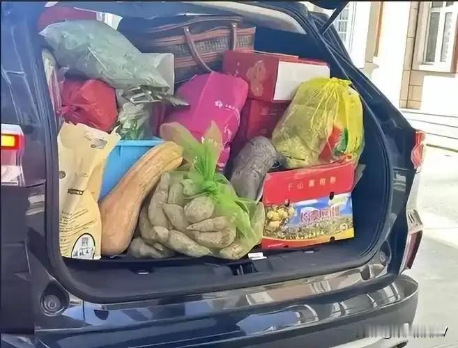 今天是农历正月初七，春节假期马上要结束了，不少人也开始返程，一年一度的爱的后备箱