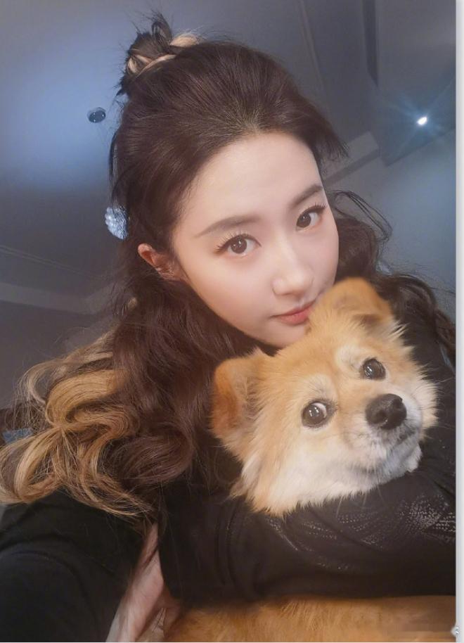 #刘亦菲自拍水平二十年如一日# 宝子们谁懂，女神的自拍水平像极了平凡的邻家女孩，