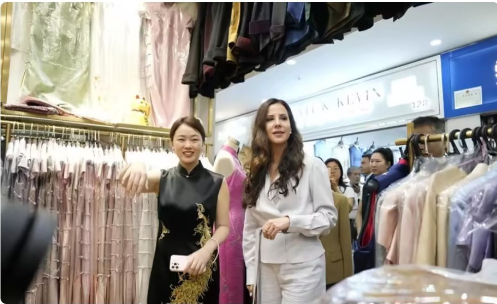 总统夫人武契奇逛上海市场，不到1小时买4套衣服，在看到价格后网友不淡定了 