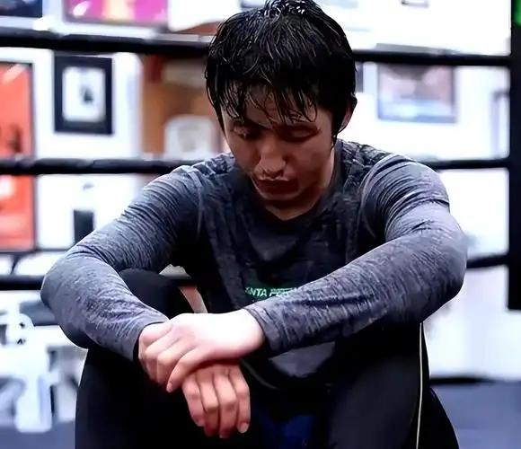 邹市明说，我打拳20多年，长年累月承受击打，属于积劳成伤。
 
邹市明此前将身体