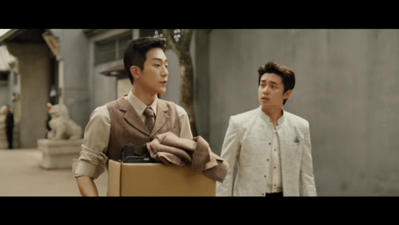 马思超演我离职 元鸿抱着箱子走出警察厅这段。独自整理随身用品，推开同事伸出援手，