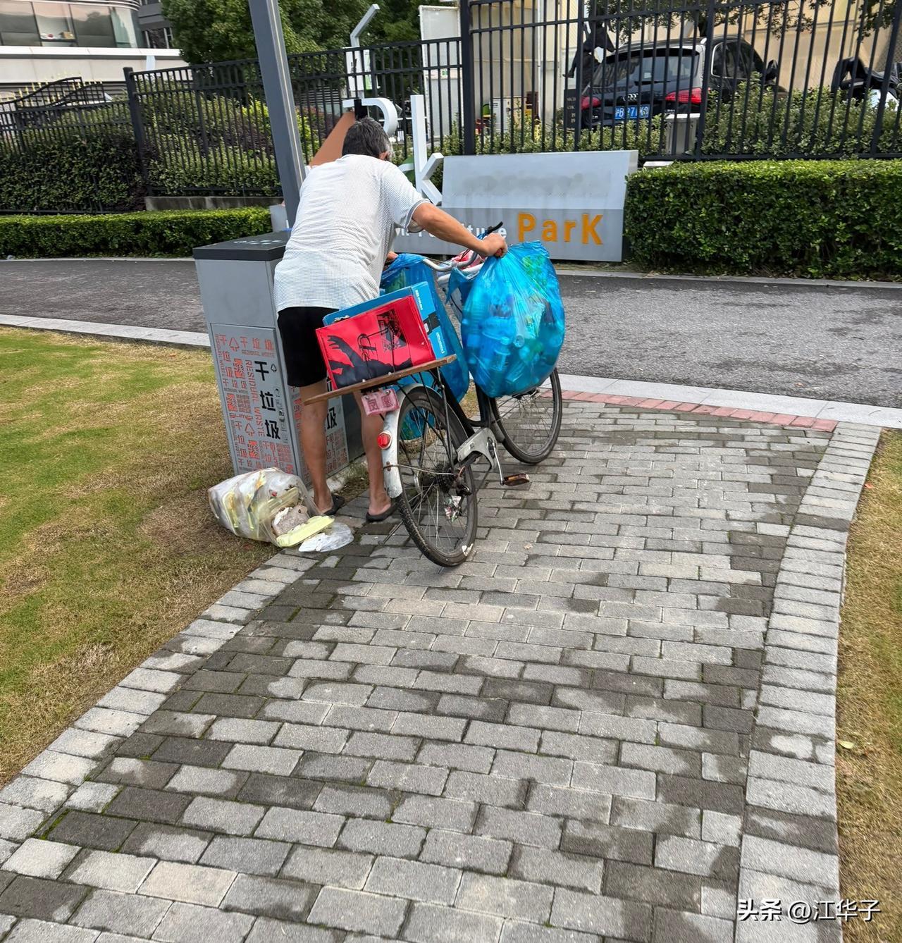 上海闵行街头实拍：六旬老人单车驮满废品，繁华背后藏着生活辛酸

昨天晚上散步，在