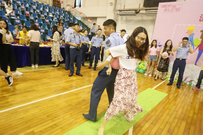 最近有个事儿挺有意思。离异后独自抚养女儿的汪女士收到相亲短信，认识了个“兵哥哥”
