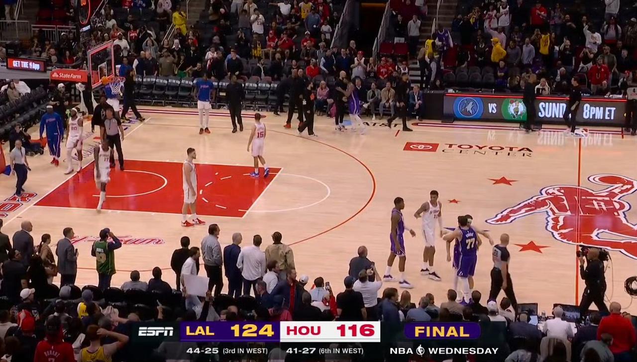 湖人124 - 116击败火箭
湖人在客场强势战胜火箭，凭借一波7连胜稳固了西部