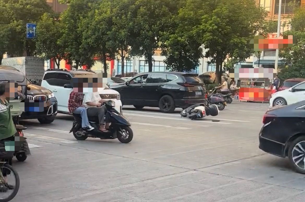 9月11日，网友反映：玉林某南公园路段电车被撞倒在地，旁边停有一辆新能源小车。据