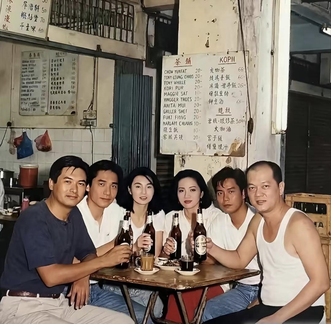 一张老合照，梦回港圈黄金年代
在香港一家普通小饭馆的合影老照片，周润发、梁朝伟、