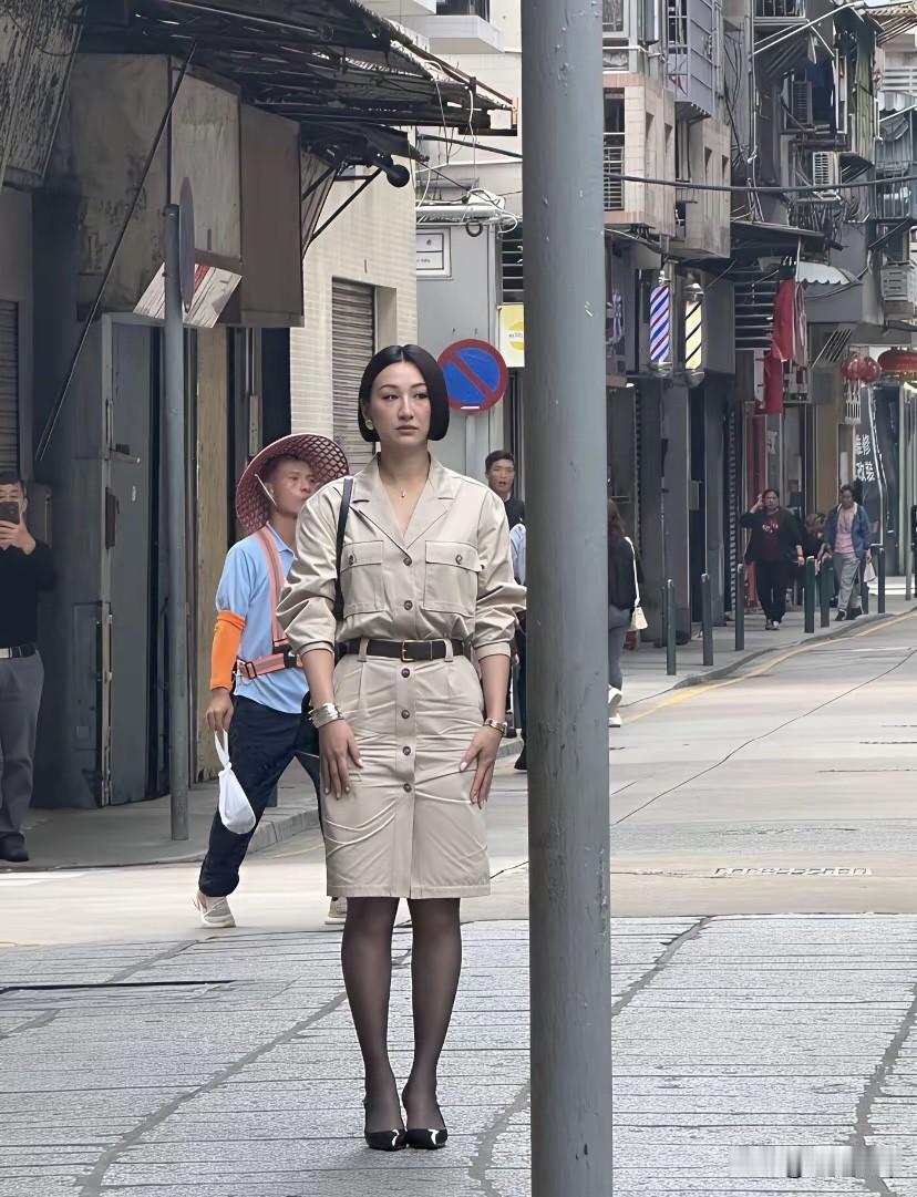 剧组也太不走心了吧，高海宁的裙子都皱成这样了也不熨熨，上镜多影响美观的。