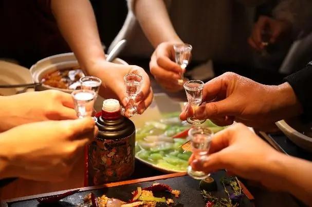 在饭局上当领导说：“你老婆很漂亮”时，低情商者会回答“谢谢夸奖”。这样的回应显得