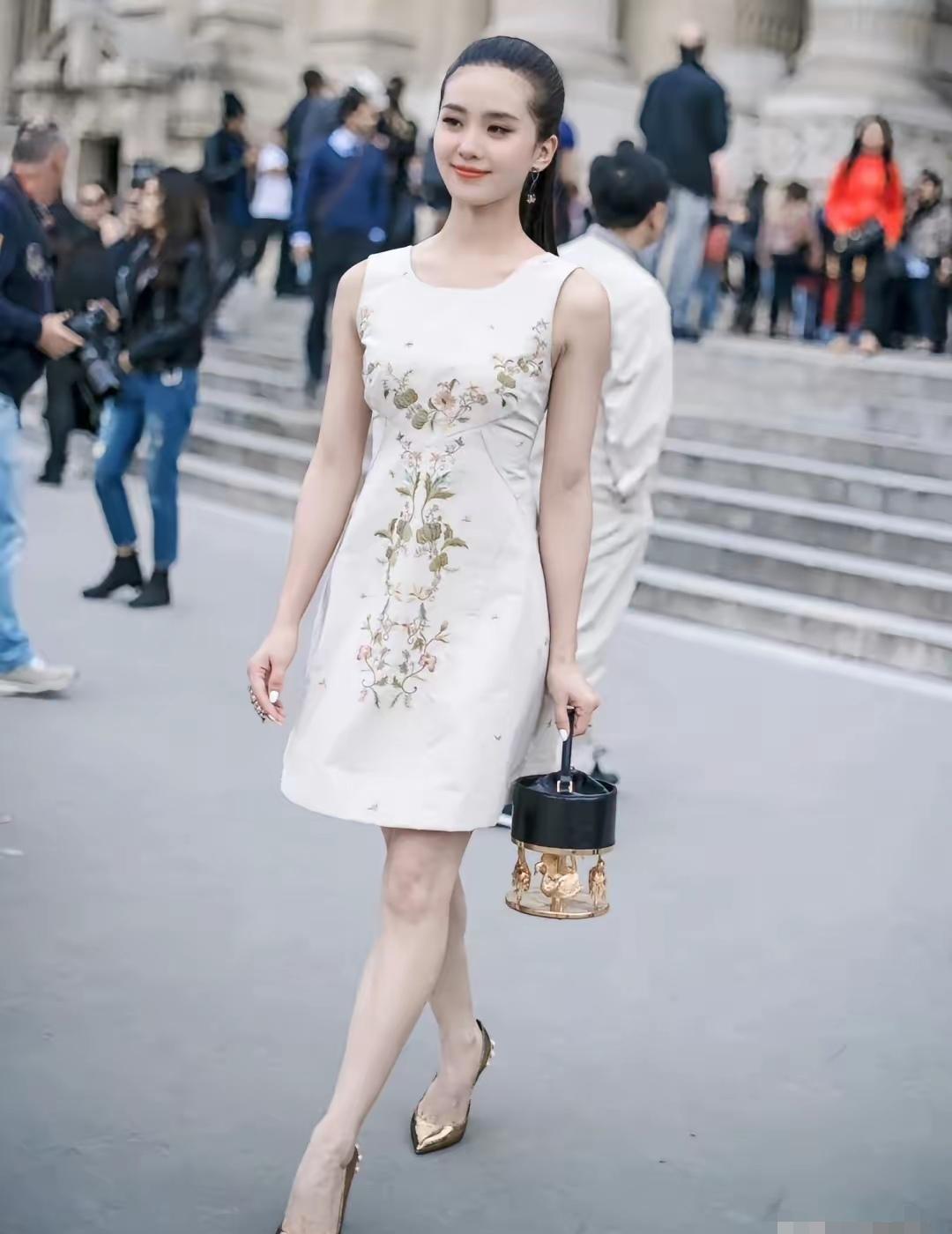 她以前被说“太清淡”，现在秀场一张图，直接让全网闭嘴。
那天她走出来，脖子像天鹅