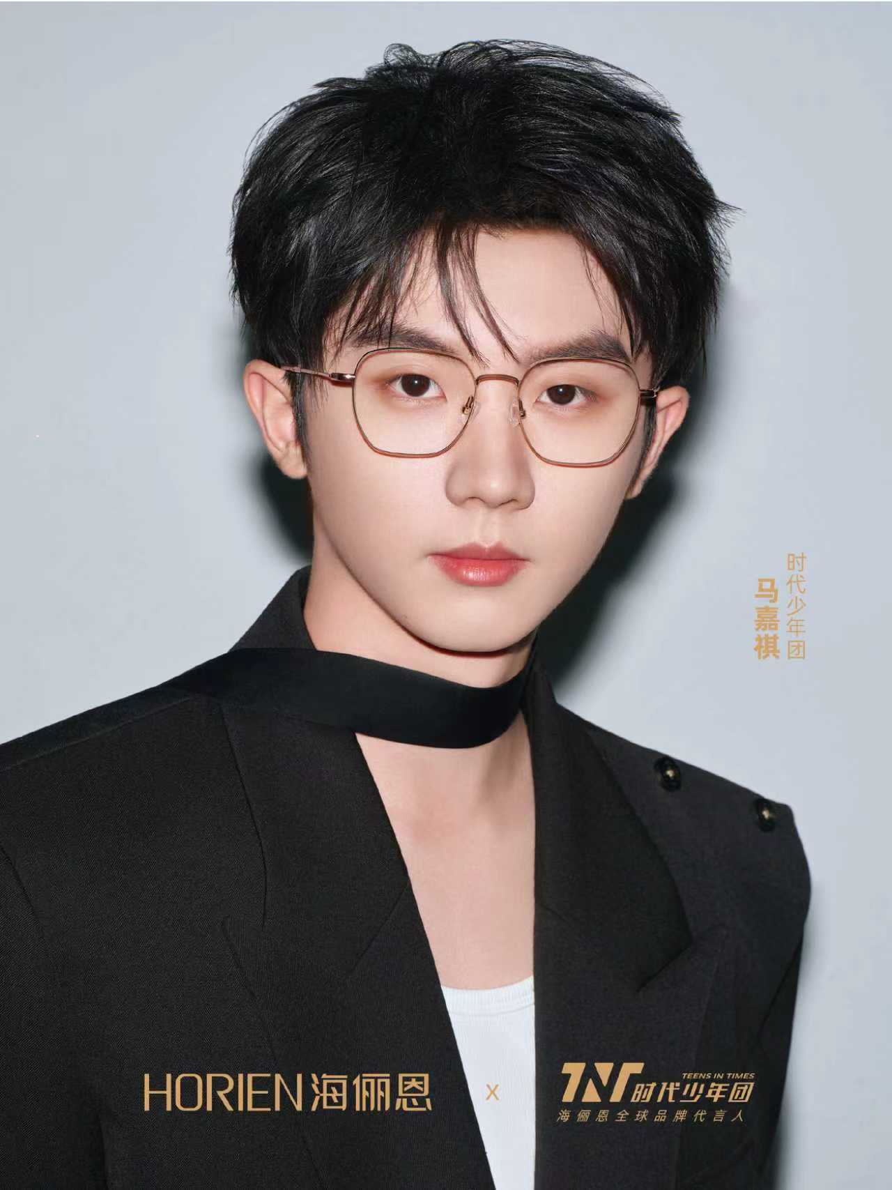 马嘉祺完全是主人级别的马嘉祺无框眼镜黑西装造型马嘉祺有斯文败类那味儿了马嘉祺眼镜