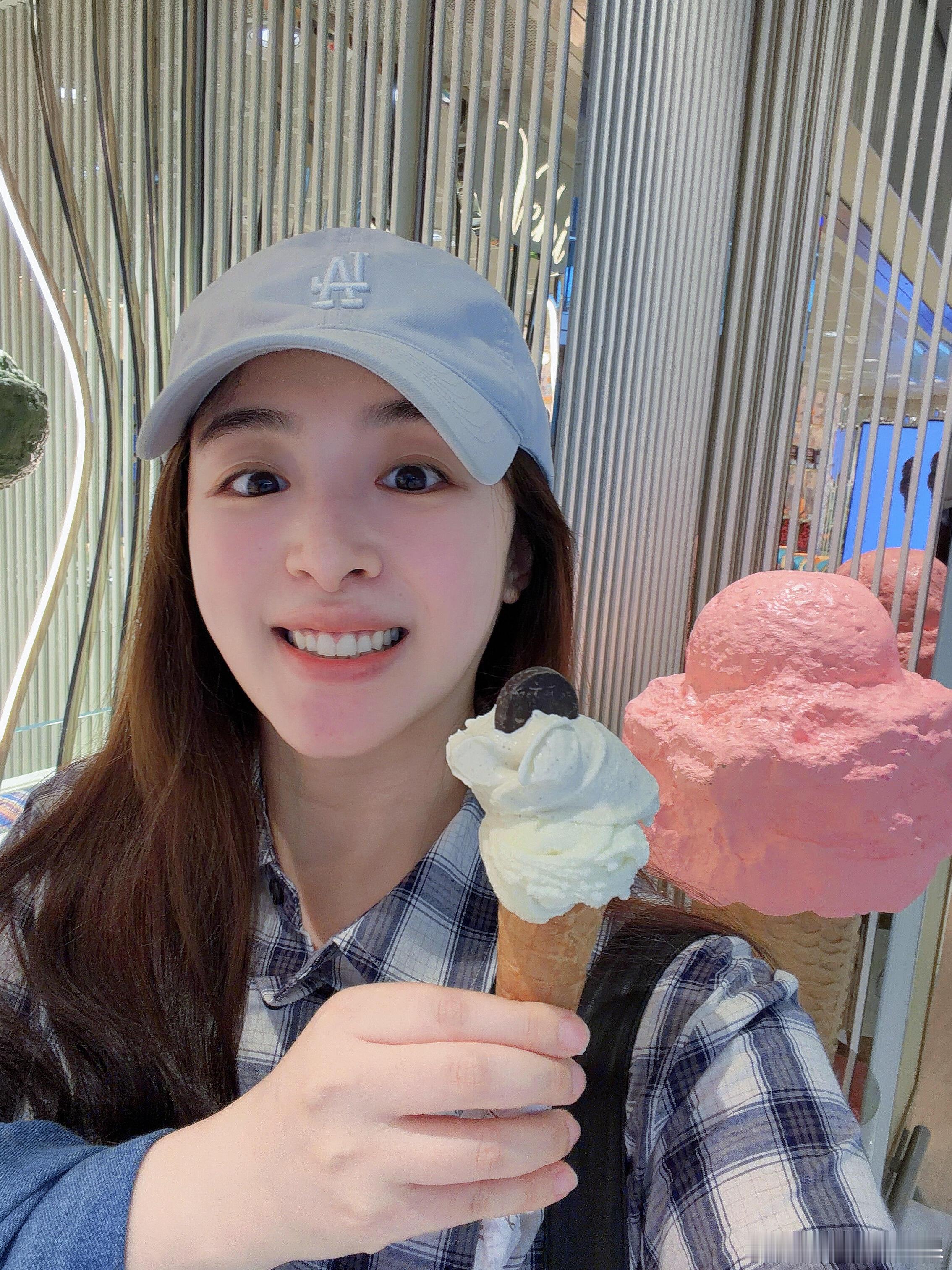 张含韵沉浸式体验侄女追星痛包简简单单一张逛展照戳中无数人，张含韵身上的粉色痛包属