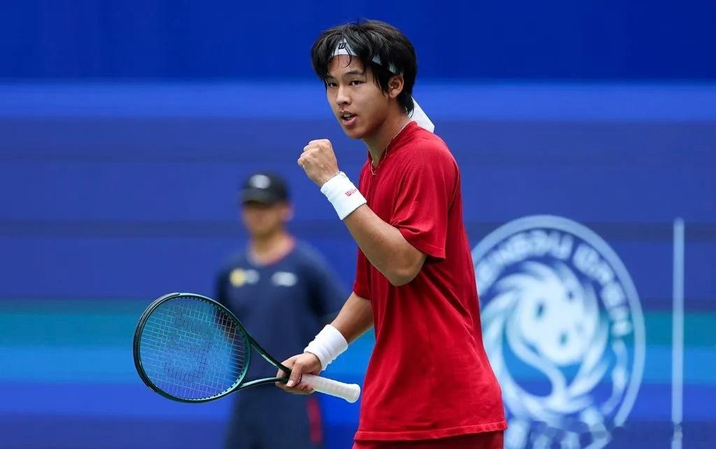 中国🇨🇳球员周意🎾在去年的世界排名从年初的900位之外到年末的400位之内