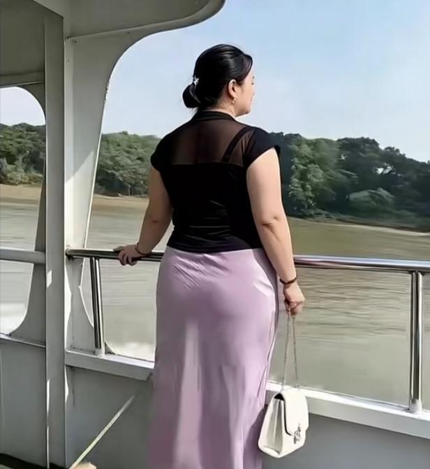 〔在游船之上〕
        佳人独坐轻舟，悠然观赏江东风光。江水潺潺东流，碧