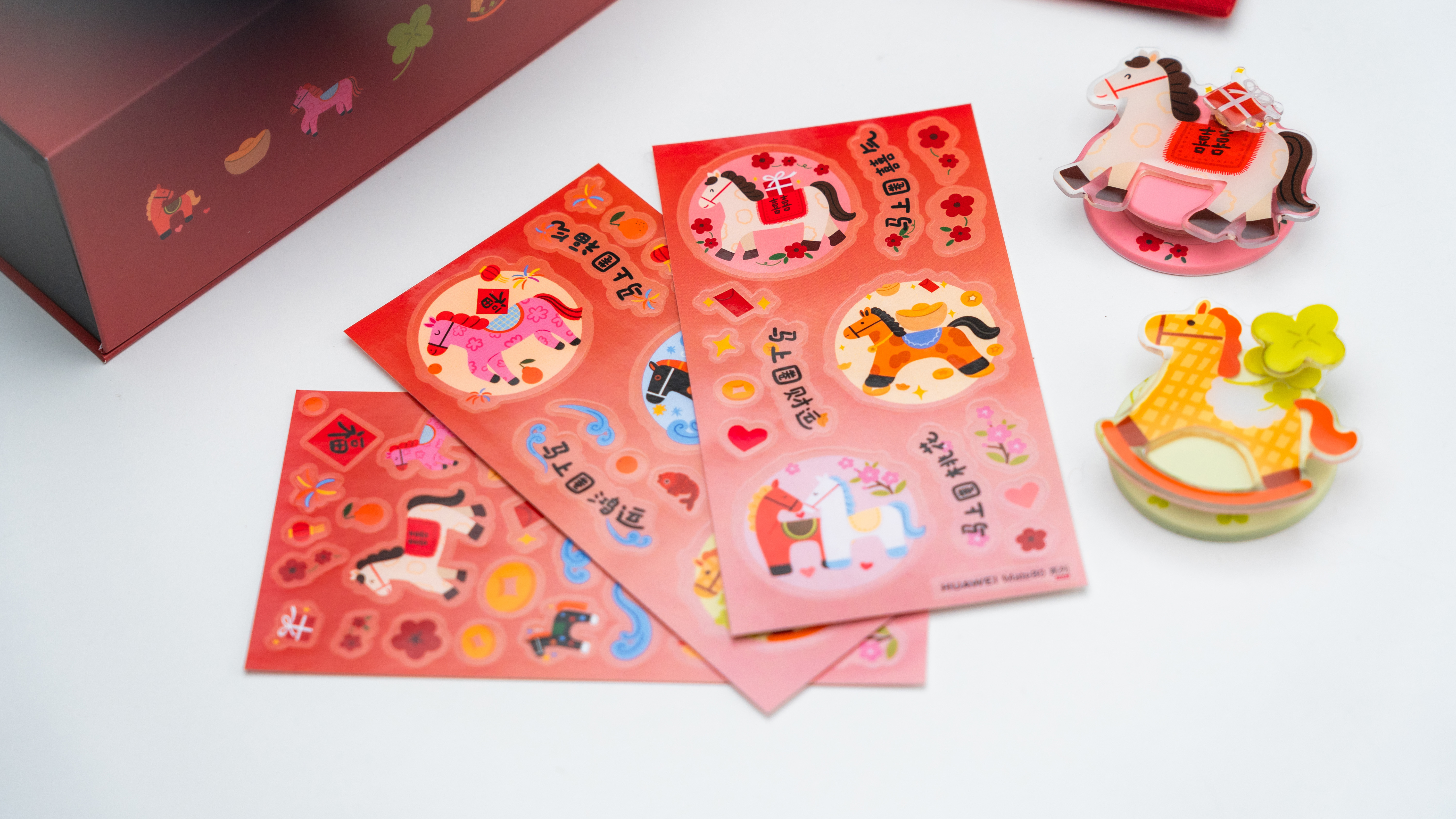 华为Mate 80系列其实还有马年限定周边礼盒，有马年元素贴纸、手机收纳挂包，有