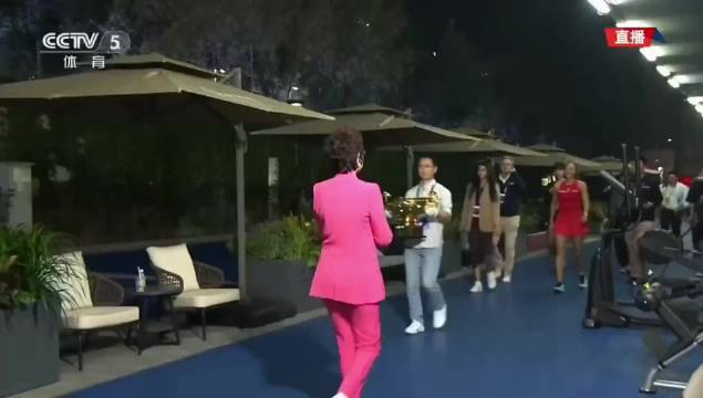 郑钦文中网夺冠赛后采访，一番话情商绝了，真是太会说了！